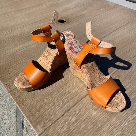 Wedge heels - Picture 1 of 3